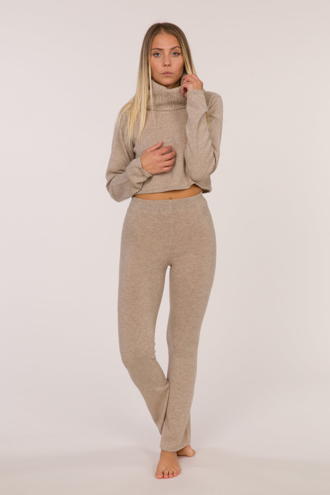 Swami Eco-Cashmere Turtleneck Crop Sweater - Light Beige